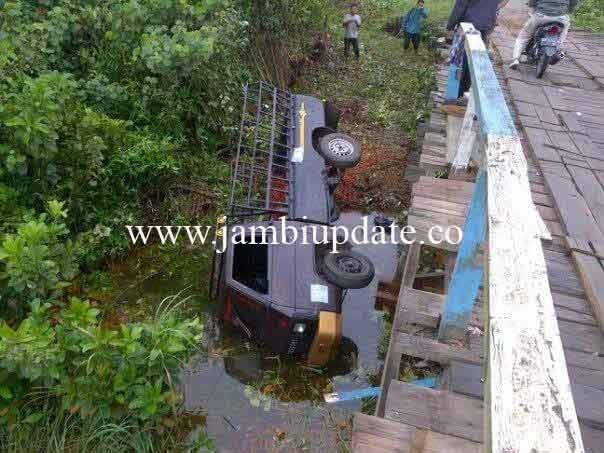 Mobil pikup bermuatan TBS nyungsep di jembatan Serdang Rabu malam (16/12)